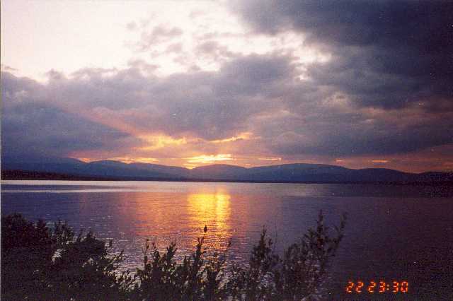  Вид на Умбозеро при еще не зашедшем солнце.  Июль 1999 года. Фотография сделана Д.Кузнецовым  