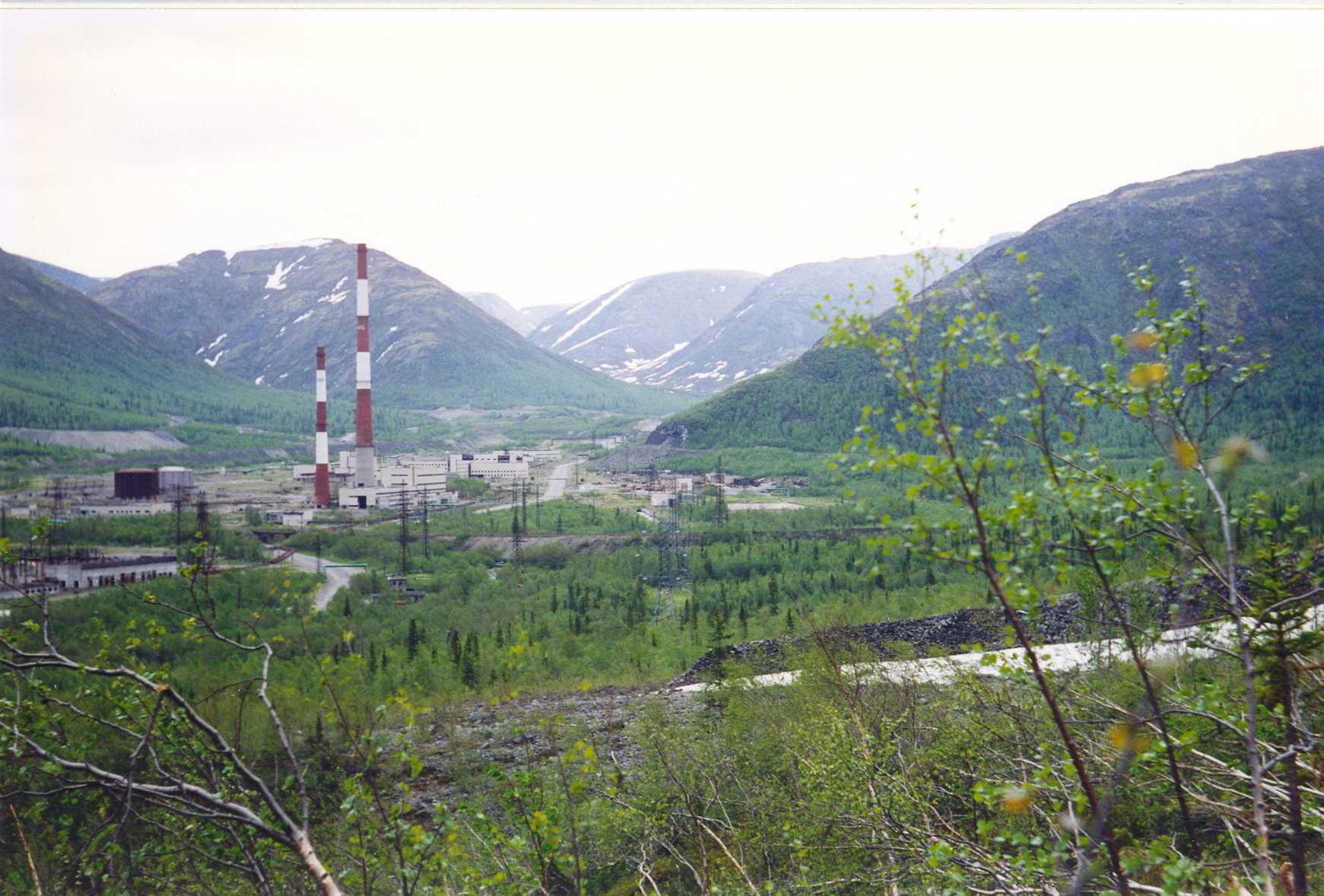  Вид на заброшенную ТЭЦ с подножия горы Юкспорр Июнь 1999 года 