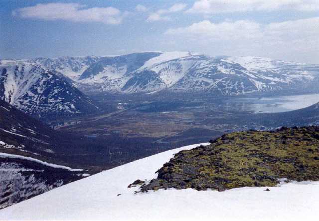  Вид с горы Пуачвумчорр. Пока еще в этих краях царит зима. Начало июня 1999 года 
