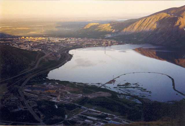  Вид на озеро Большой Вудъявр, основную часть г.Кировска и Кировск-23. Июнь 1999 года, 2 часа утра